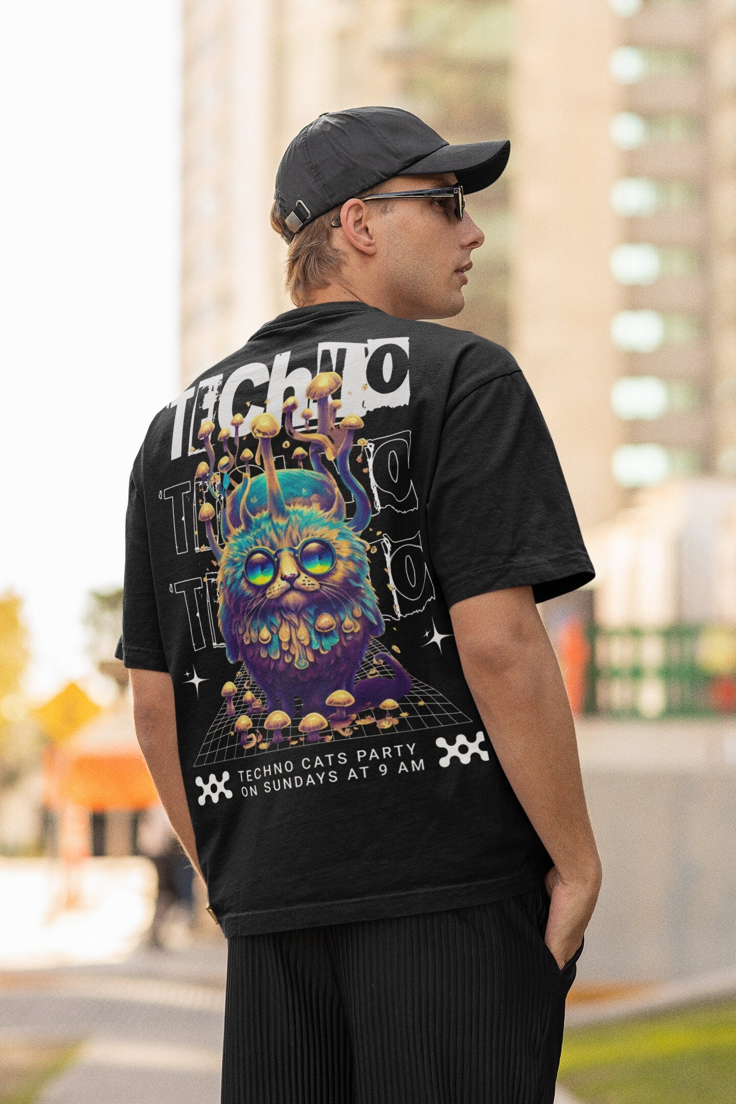 Szenetypisches Techno-Fans-Shirt mit reduziertem Katzenmotiv, nüchternes Design