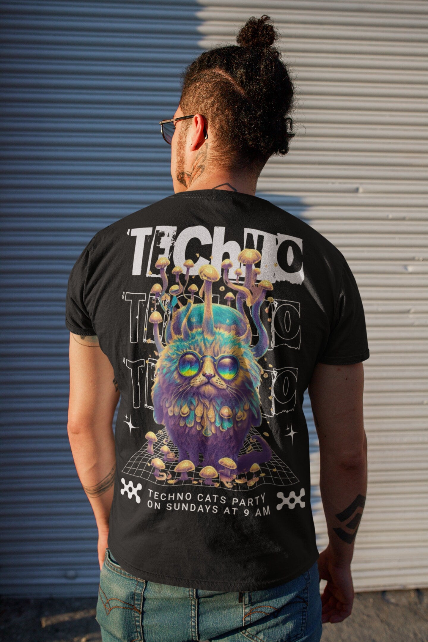 Raver-T-Shirt mit stilisierter Katzen-Grafik in schlichtem Techno-Look
